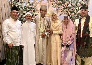 Romantisnya Si Cantik Fatimah Gandeng Tangan UAS Bikin Warganet Gregetan Pengen Dapat Jodoh